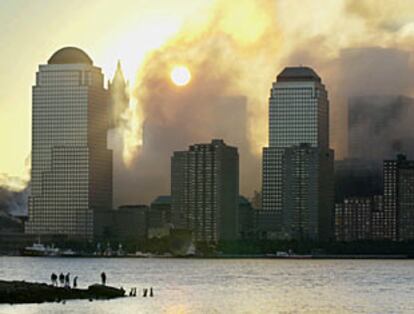 El sur de la isla de Manhattan ha amanecido cubierta de humo.
(ASSOCIATED PRESS)