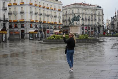 Una mujer aprovecha para fotografiar Sol sin viandantes. / LUIS DE VEGA