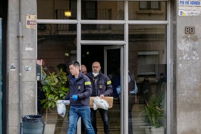 Agentes de los Mossos abandonan este viernes el domicilio de la víctima, donde se ha encontrado su cadáver.