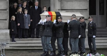 Soldados llevan el ataúd de la reina Fabiola de Bélgica.