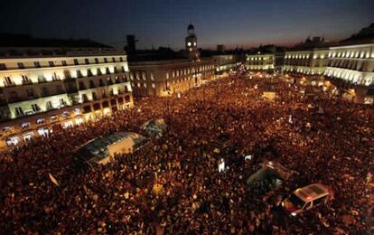 Panorámica de la Puerta del Sol, en Madrid, durante la tarde-noche de ayer.