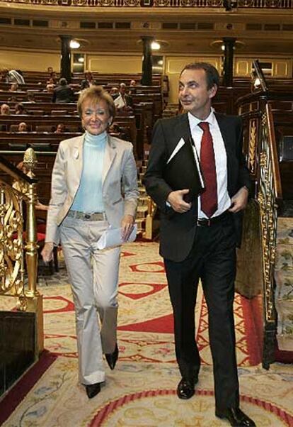 Fernández de la Vega y Rodríguez Zapatero, ayer en el Congreso.