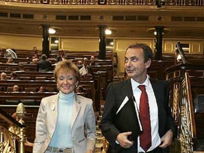 Fernández de la Vega y Rodríguez Zapatero, ayer en el Congreso.