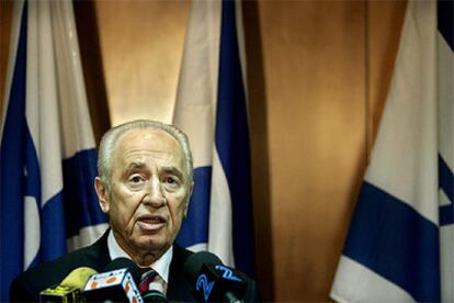 El vicepresidente israelí, Simon Peres, durante la rueda de prensa ofrecida esta noche en su oficina de Tel Aviv.