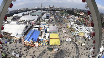 Vista general de los visitantes del festival tradicional de cerveza Oktoberfest