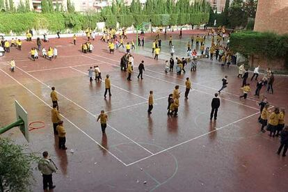 Niños en el recreo en un colegio de Jaén.