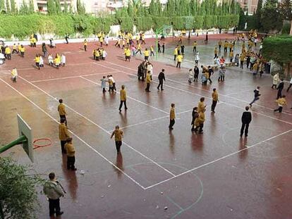 Niños en el recreo en un colegio de Jaén.