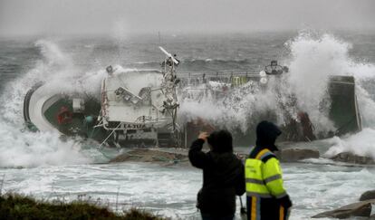 Vista del barco 'Divina del Mar' durante una fuerte tormenta marina en Porto do Son en A Coruña.