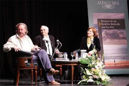 Juan Cruz, entre Julio Llamazares y Nativel Preciado, anoche en el Círculo Bellas Artes.