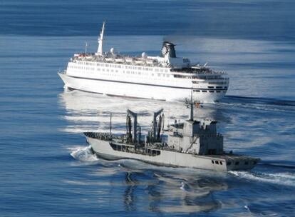 El buque de la Armada española Marqués de la Ensenada escolta al crucero Melody por aguas del Océano Índico.