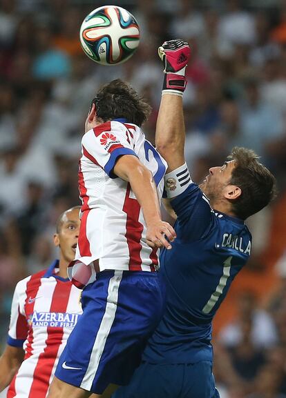 Casillas despeja ante Godín