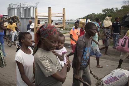 El Tribunal Constitucional dominicano negó en 2013 la nacionalidad a casi medio millón de descendientes de migrantes haitianos irregulares. El fallo afectaba a tres generaciones de dominicanos de origen haitiano, hijos en su mayoría de jornaleros contratados durante el último siglo por la industria del azúcar.