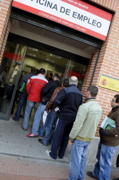 Varias personas hacen cola en la Oficina de Empleo de la Avenida de Guadalajara de Alcalá de Henares (Madrid).