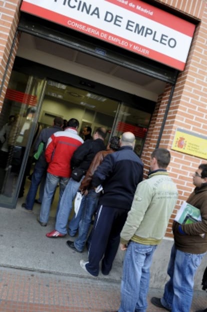 Varias personas hacen cola en la Oficina de Empleo de la Avenida de Guadalajara de Alcal&aacute; de Henares (Madrid).