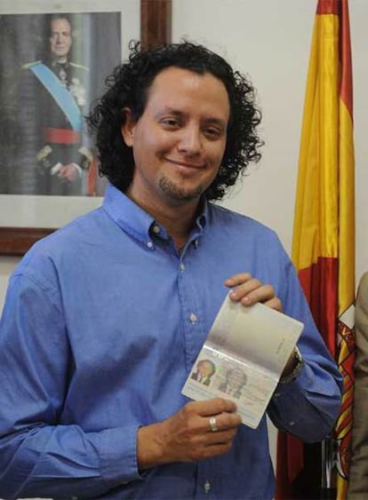 El cubano Norberto Díaz muestra su pasaporte español.