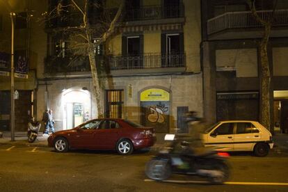 En el centro, bloque de la calle Calàbria donde se produjo el incendio