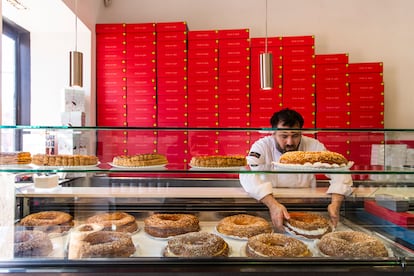 Ricardo Vélez, en el mostrador de Moulin Chocolat en Madrid. 