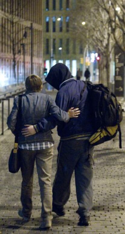 Uno de los detenidos abandona la Ciudad de la Justicia acompañado por un allegado.