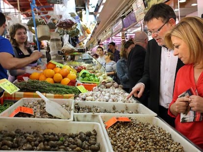 Elena Valenciano y Ximo Puig, ayer, en el mercado valenciano de El Cabanyal.