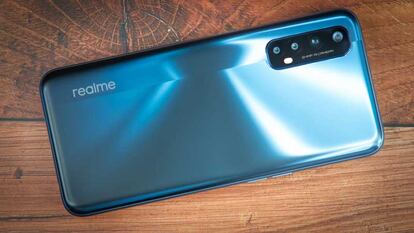 Parte trasera de un smartphone de realme