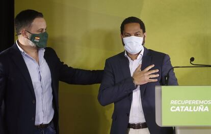 El candidato a la presidencia de la Generalitat por VOX, Ignacio Garriga (a la derecha), acompañado por el presidente del partido, Santiago Abascal, comparecen ante los medios para valorar los resultados.