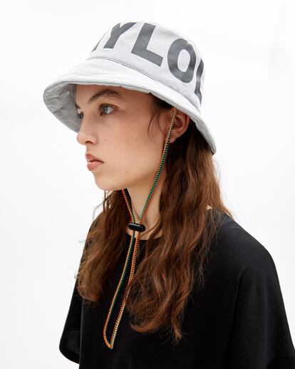 Saca tu faceta más aventurera aunque no salgas de la ciudad con este gorro estilo bucket en gris claro, con logo estampado y cordón estilo montañero. De Bimba y Lola cuesta 32 euros.