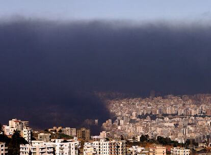 El humo de los detritus y de los neumáticos en llamas cubre parte de la ciudad de Beirut. El aire es irrespirable.