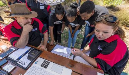 Las chicas leen los datos que devuelve el prototipo de satélite CricketSat.