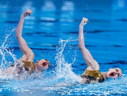 Alisa Ozhogina (derecha) e Iris Tió, durante la final de dúo técnico, este lunes.