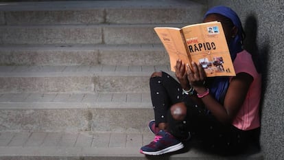 La camerunesa Arcange (nombre ficticio) mientras lee un libro para aprender español, en Madrid a inicios de 2019.