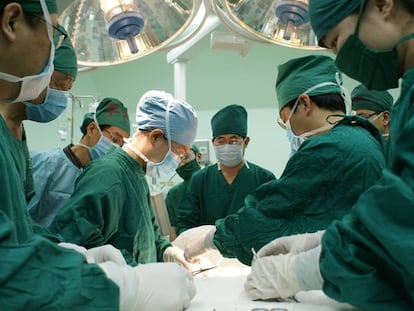 Operación de trasplante de órgano.