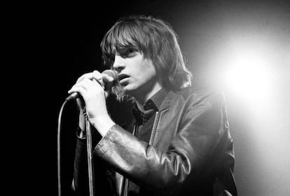 El cantante y lder de la banda The Fall, Mark E. Smith, durante un concierto en 1979.