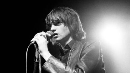 El cantante y líder de la banda The Fall, Mark E. Smith, durante un concierto en 1979.