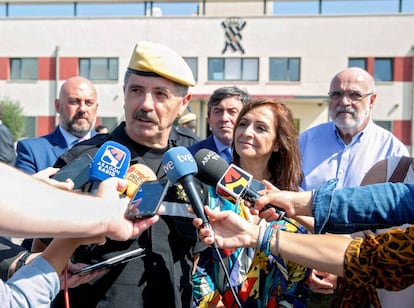  El jefe de la UME, teniente general Miguel Alcañiz, durante una visita a la base aérea de Zaragoza el pasado año. 