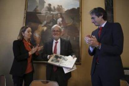 La ministra de Fomento, Ana Pastor (i), y el alcalde de Santander, Íñigo de la Serna (d), durante el acto de entrega al presidente del grupo Typsa, Pablo Bueno (c), del Premio Nacional de Ingeniería 2013, hoy en Madrid.