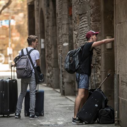07/05/2018 Turistas con sus maletas en una calle del Barrio Gótico de Barcelona. Foto: Joan Sánchez