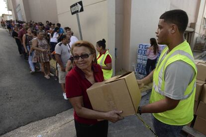Residentes de Morovis, Puerto Rico, esperan la ayuda a tres meses del Huracán María.