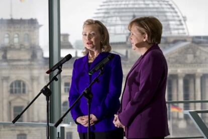 La secretaria de Estado Clinton y la canciller Merkel comparecen ante la prensa en Berlín tras la cumbre.