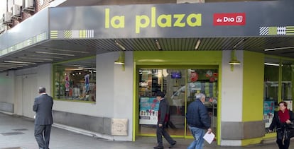 Viandantes pasan por la entrada de un supermercado La Plaza de Dia en Madrid.