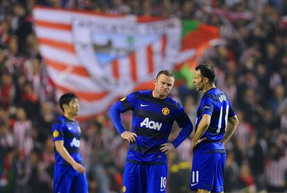 Rooney y Giggs, cariacontecidos tras el segundo gol del Athletic.