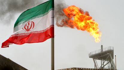 Una plataforma petrolífera en el Golfo Pérsico junto a la bandera iraní.