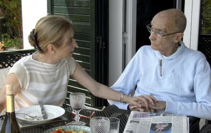 Saramago, el pasado mes de mayo junto a su esposa, Pilar del Río.