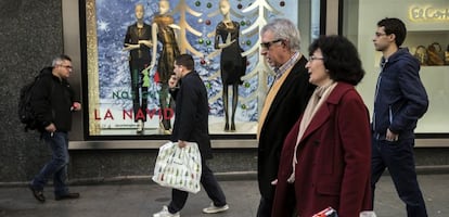 Gente de compras en una de las &aacute;reas comerciales de Madrid. 