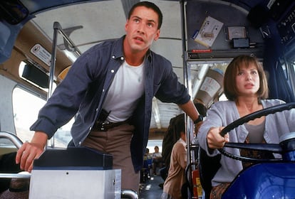 Keanu Reeves y Sandra Bullock en una escena de ‘Speed’, película de acción, de 1994, dirigida por Jan de Bont.
