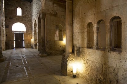 Interior de la iglesia de San Pedro de la Nave con las nuevas luminarias. El templo visigodo del siglo VII estrena iluminación led que recrea el ambiente que tuvo cuando fue levantada hace casi 1.400 años.