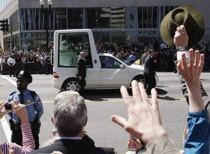 El Papa saluda a sus seguidores desde su vehículo especial blindado camino de la Casa Blanca, en Washington.