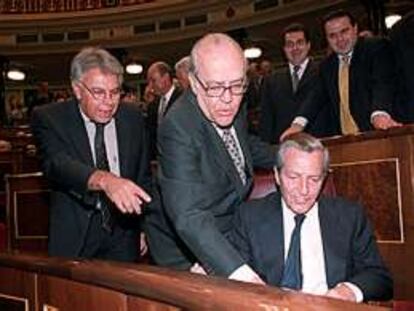 Los ex presidentes del Gobierno Felipe González, Leopoldo Calvo-Sotelo y Adolfo Suárez, en el hemiciclo del Congreso de los Diputados.