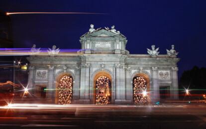 Los adornos lumínicos de los arcos de la Puerta de Alcalá.