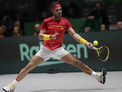 Nadal devuelve la pelota al británico Daniel Evans, durante el segundo partido de semifinales de la Copa Davis.