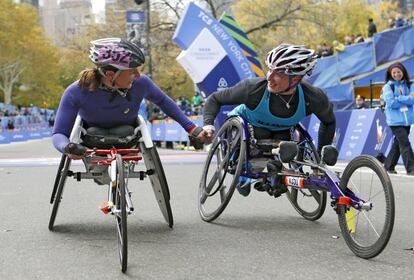 La suiza Manuela Schar, a la izquierda, felicita a la ganadora de la categoría de silla de ruedas, la estadounidense Tatyana McFadden.